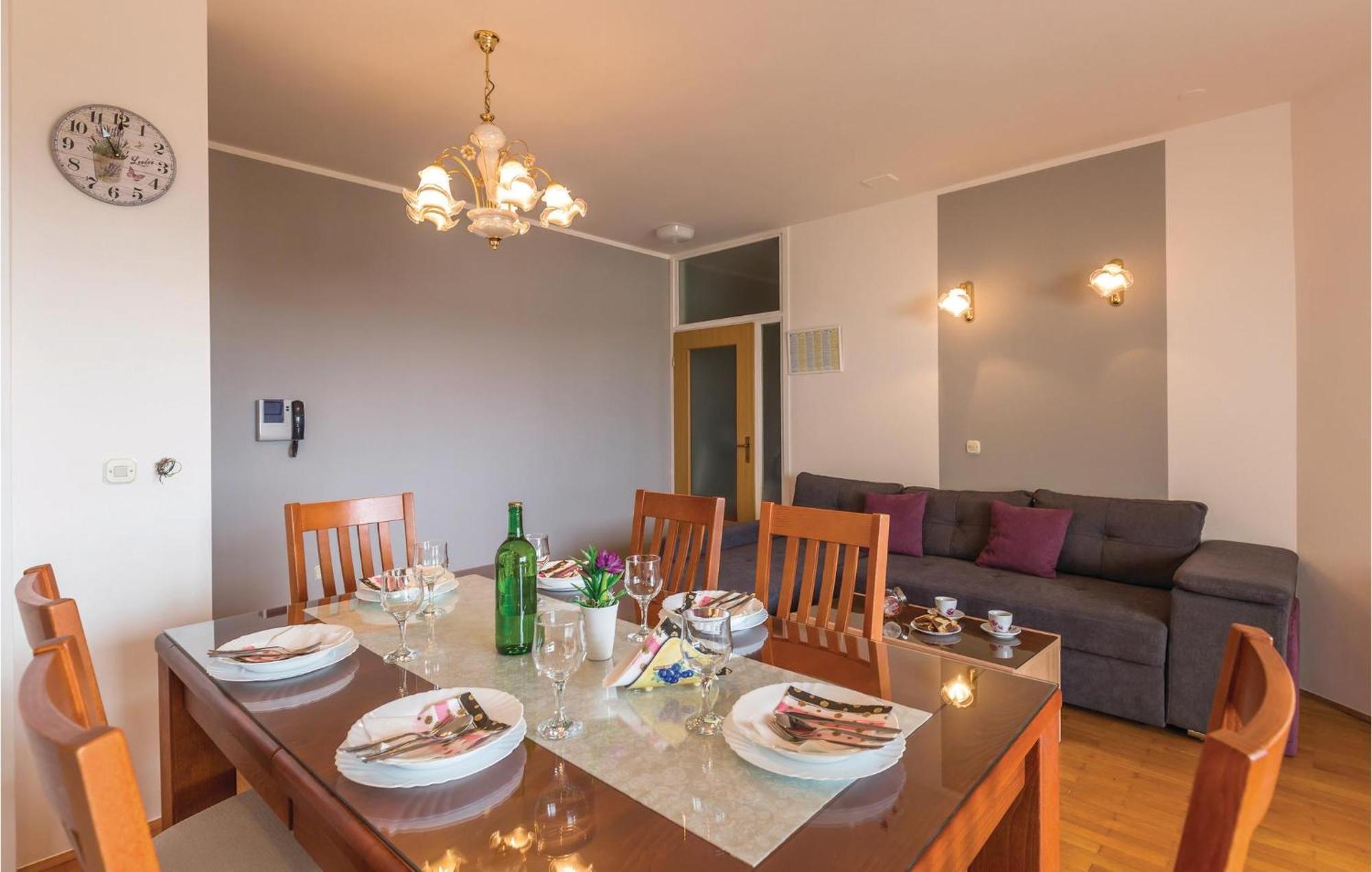 Stunning Apartment In Makarska With Kitchen Exterior foto