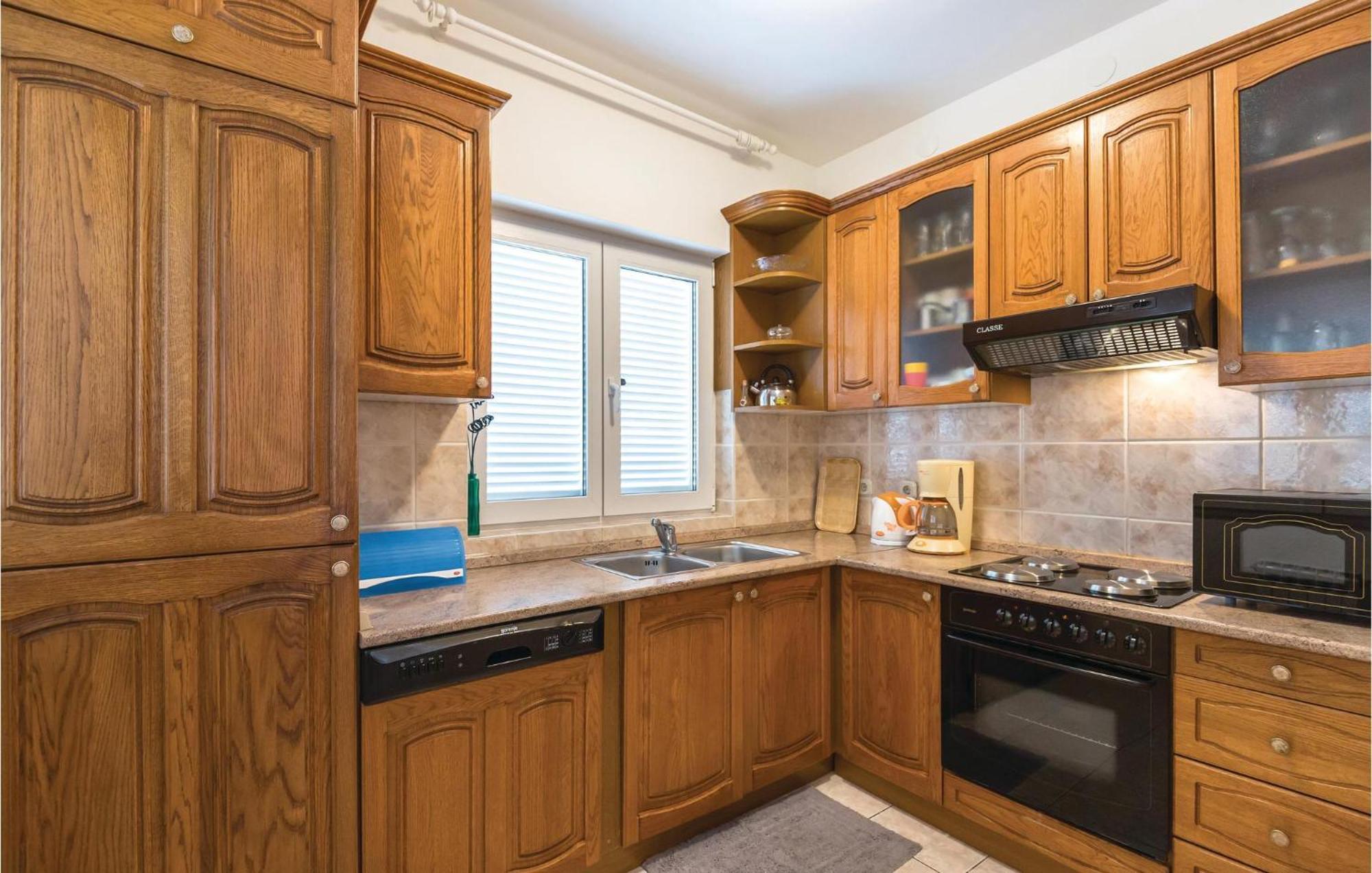 Stunning Apartment In Makarska With Kitchen Exterior foto