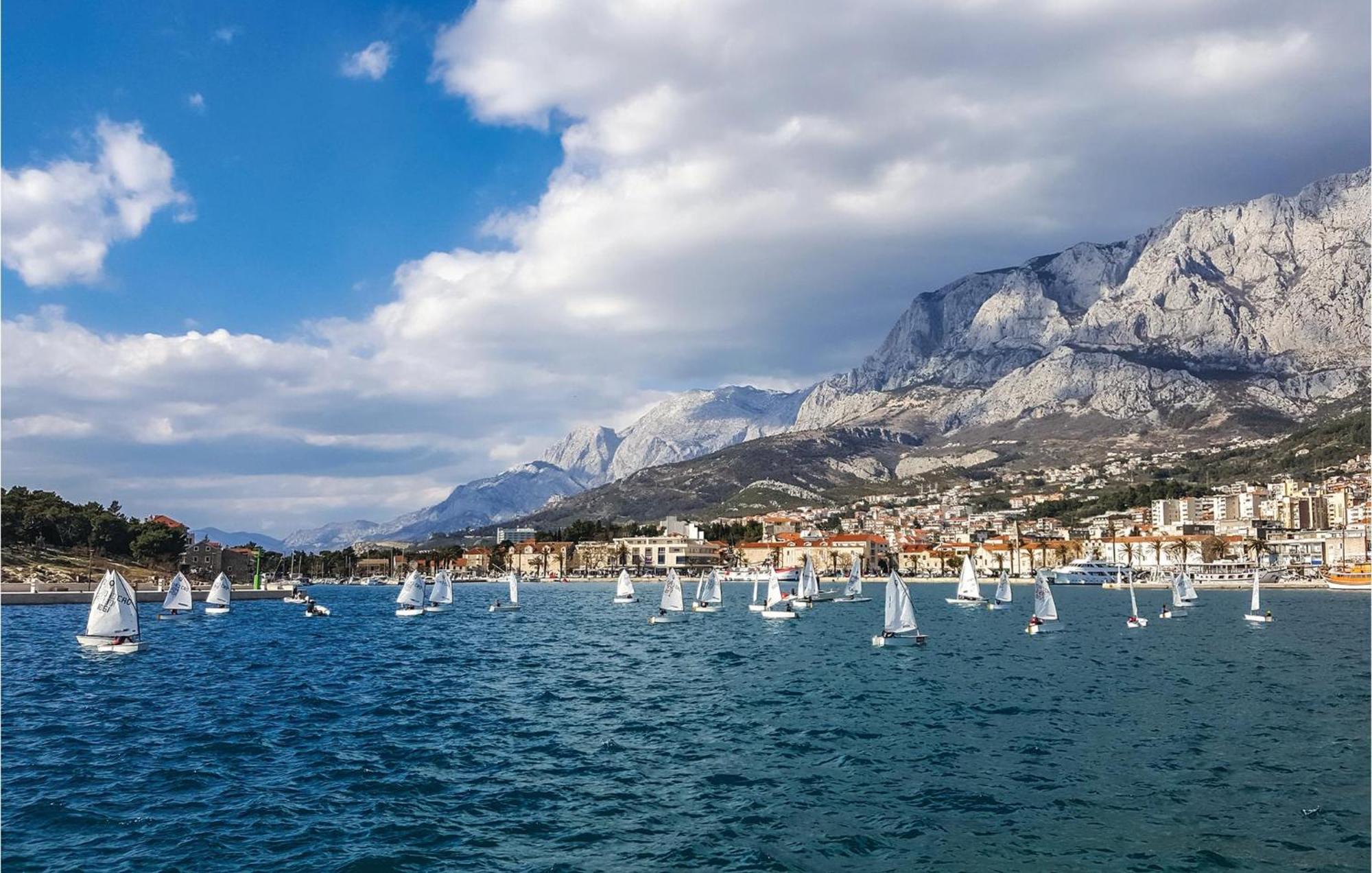 Stunning Apartment In Makarska With Kitchen Exterior foto